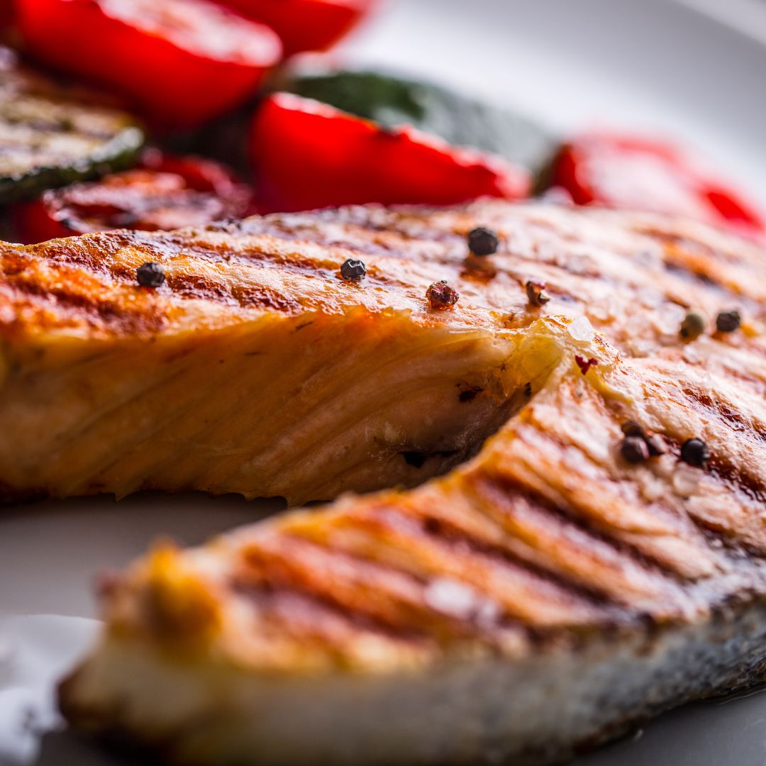 Herby salmon with roasted tomatoes, aubergine, peppers and lentils for a balanced PMOS-friendly meal